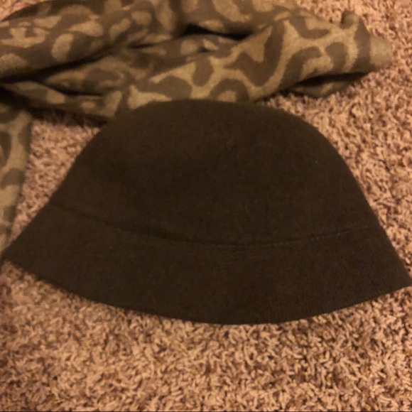 free scarf with brown hat - - Picture 6 of 8